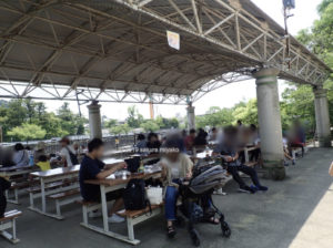 京都市動物園の屋根付き休憩スペース