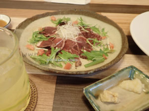 西表島のキッチンイナバの西表島産イノシシのタタキ